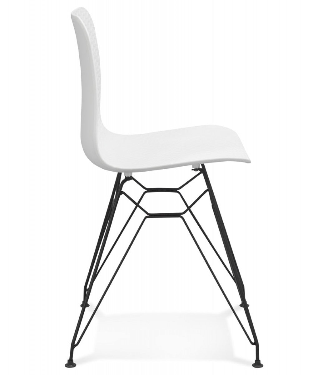 Chaise design 'GAUDY' blanche style industriel avec pied en métal noir
