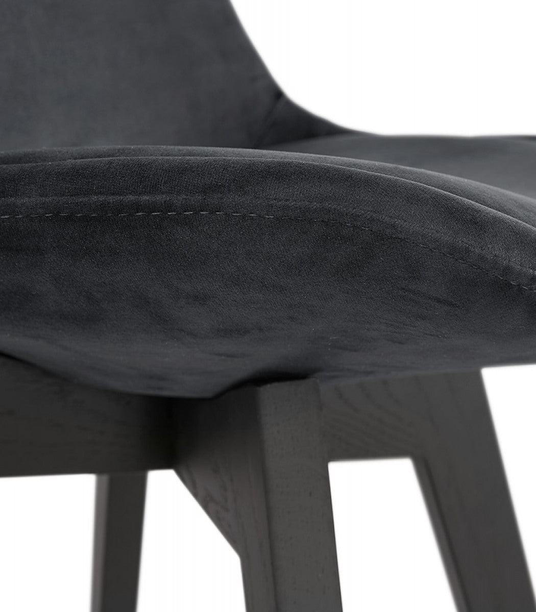 Chaise en velours noir 'JOE' avec structure en bois noir