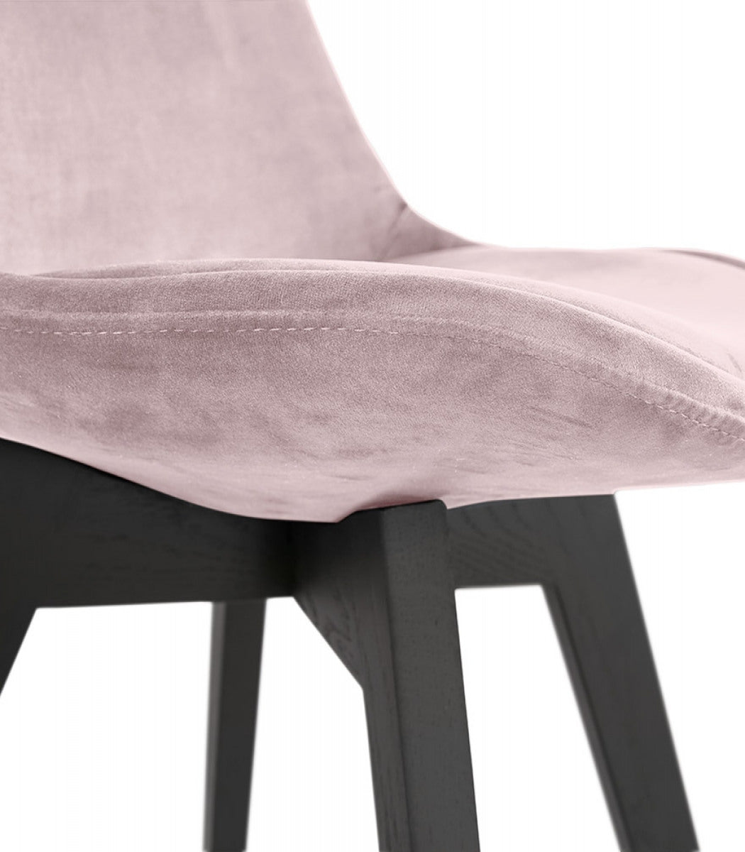Chaise en velours rose 'JOE' avec structure en bois noir