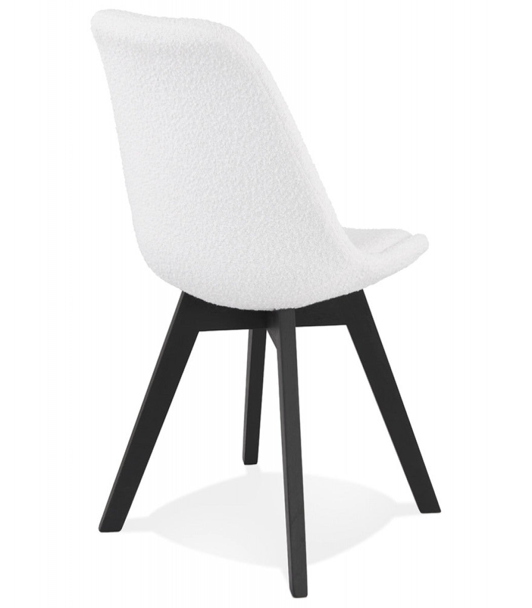 Chaise design 'LINETTE' en tissu bouloché blanc et pieds en bois noir