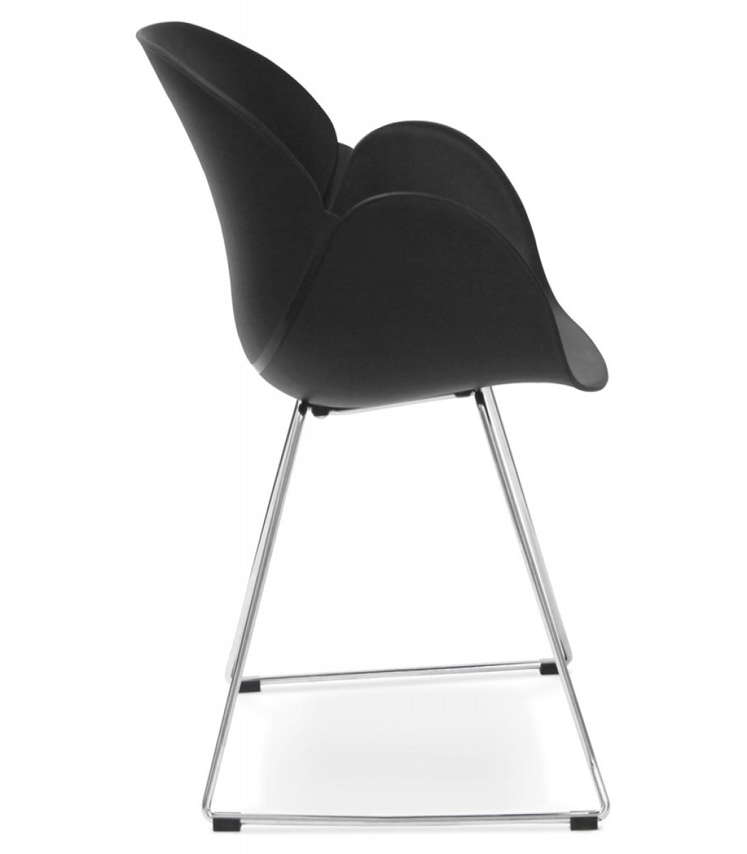 Chaise design 'NEGO' noire en matière plastique