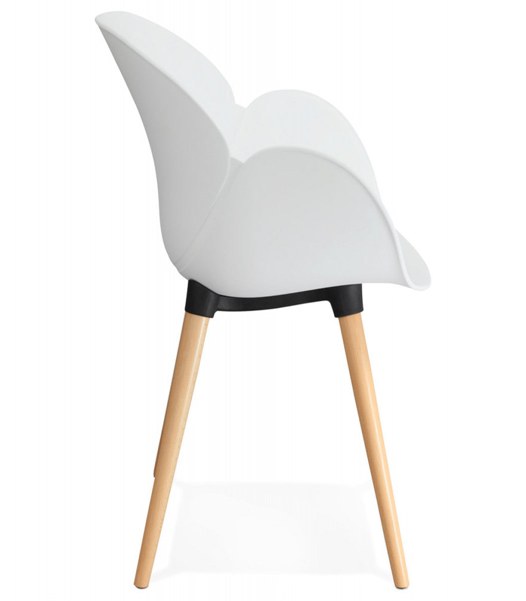Chaise design scandinave 'PICATA' blanche avec pieds en bois