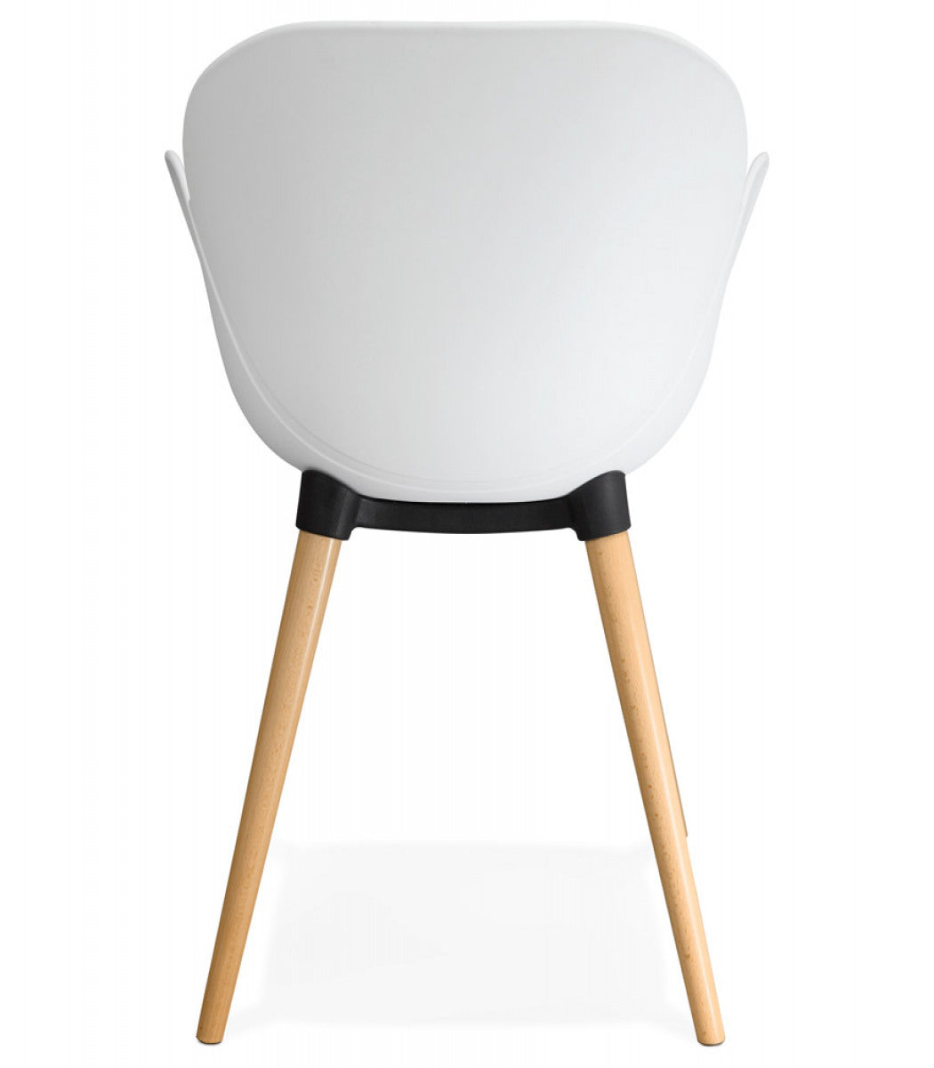 Chaise design scandinave 'PICATA' blanche avec pieds en bois