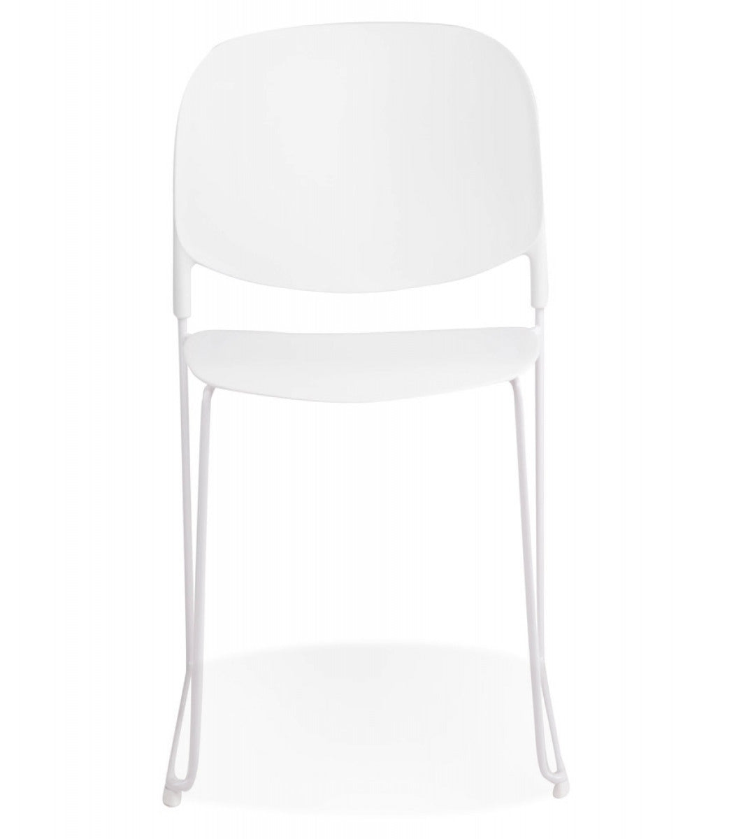 Chaise 'PILA' blanche avec assise plastique et structure métal