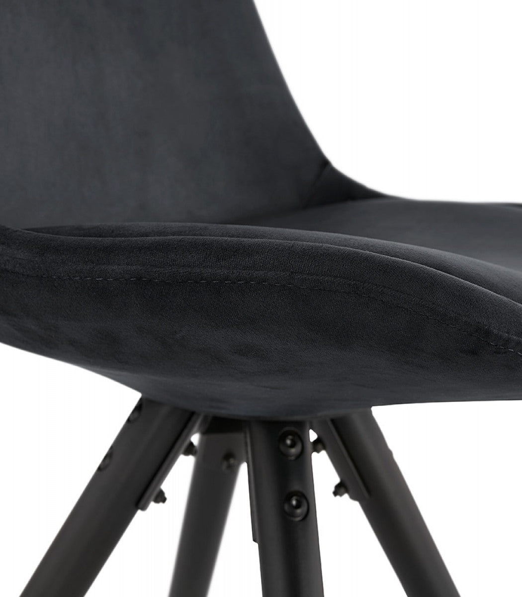 Chaise vintage 'RICKY' en velours noir et pieds en bois noir