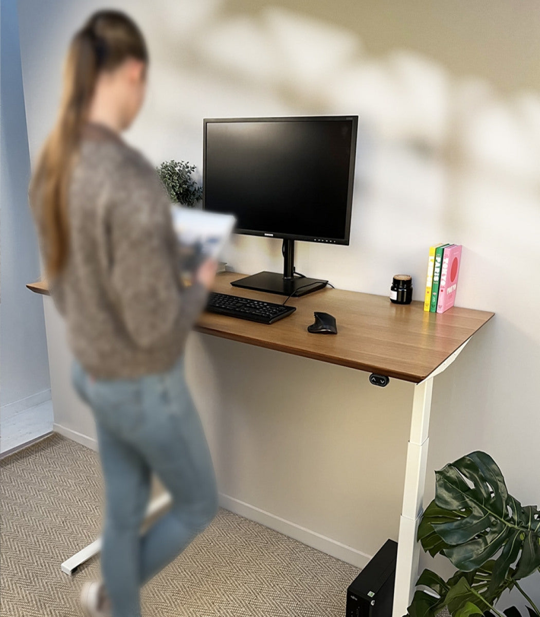 Bureau assis-debout électrique 'BIONIK'avec plateau en bois finition naturelle et pied en métal blanc - 150x70 cm