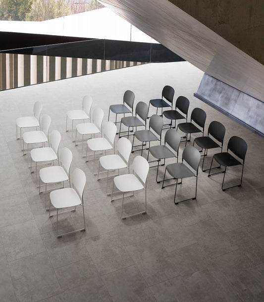 Chaise 'PILA' blanche avec assise plastique et structure métal